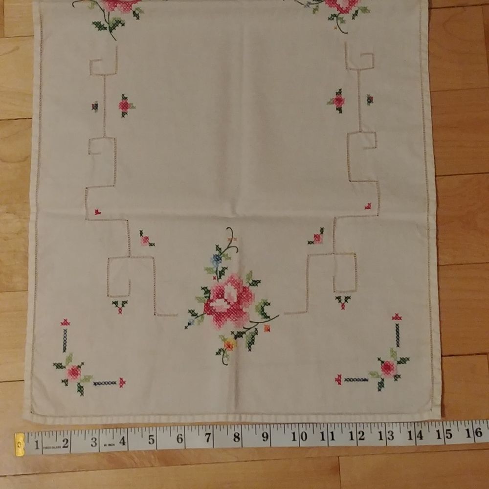 2 large vintage hand embroidered Doilies table runners - Picture 3 of 4